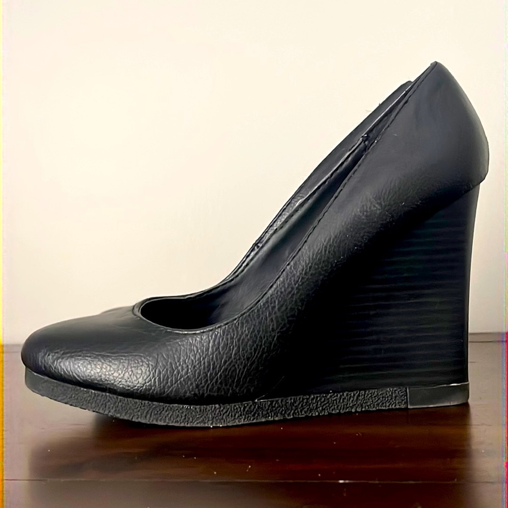 Hibou wedge pumps excellent
